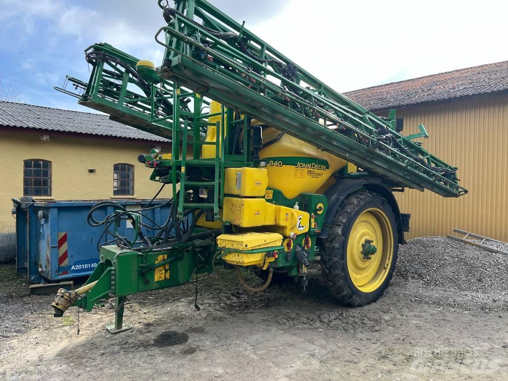 John Deere 840 견인형 분무기