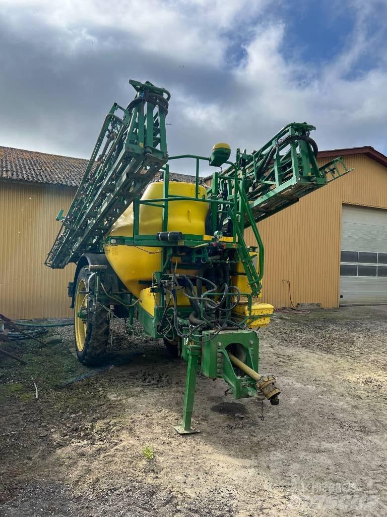John Deere 840 견인형 분무기