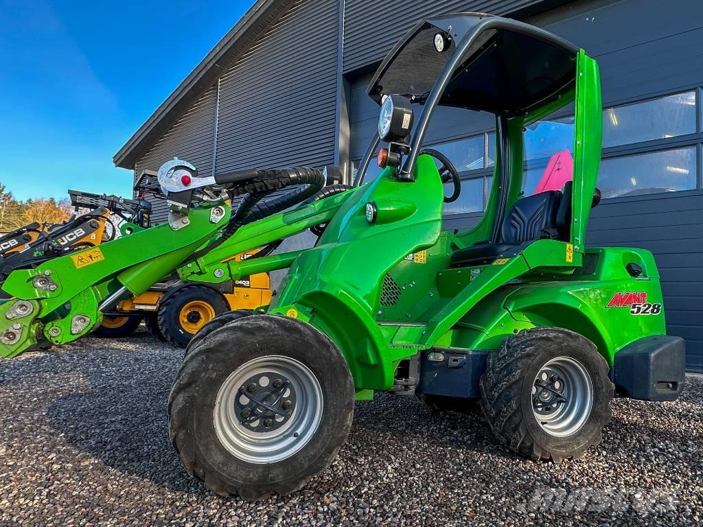 Avant 528 다목적 로더