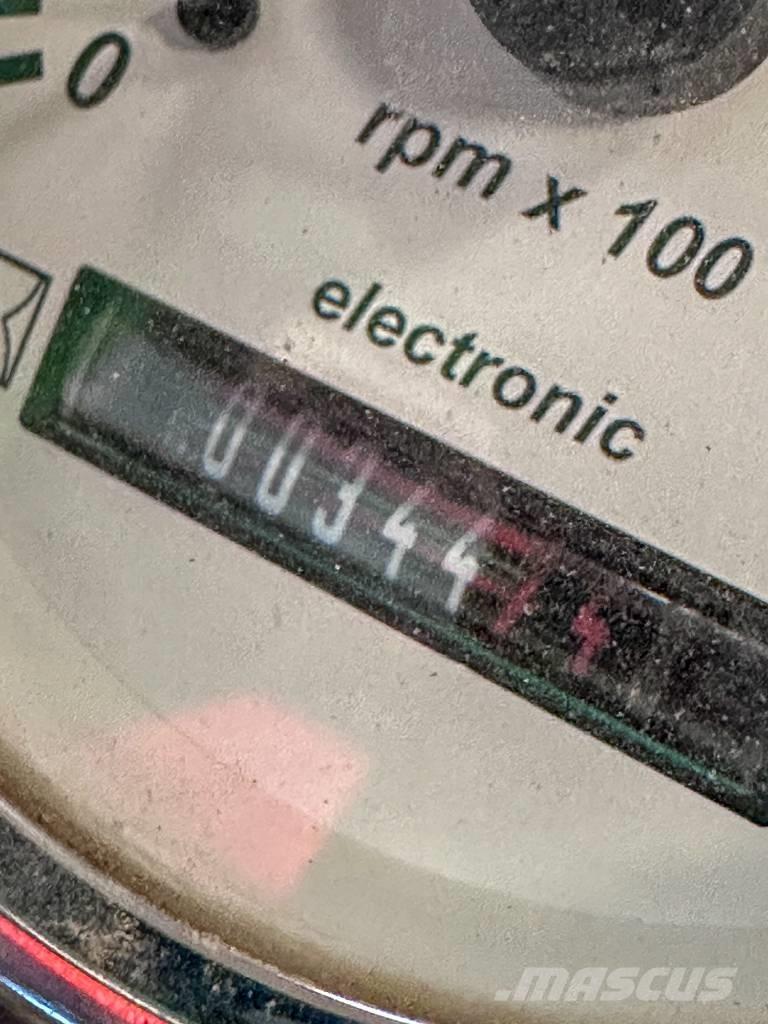 Avant 528 다목적 로더