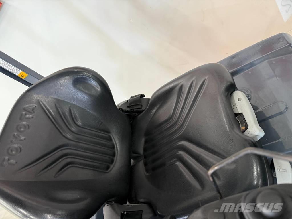 Toyota 11032 - 8FBM16T 전동 지게차