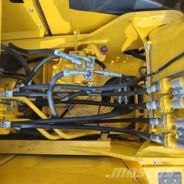 Komatsu PC 210 대형 굴삭기 29톤 이상