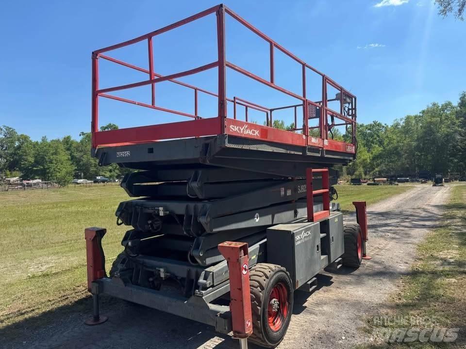 SkyJack SJ 9250 RT 가위형 리프트