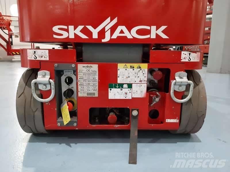 SkyJack SJ 12 인원/화물 앨리베이터