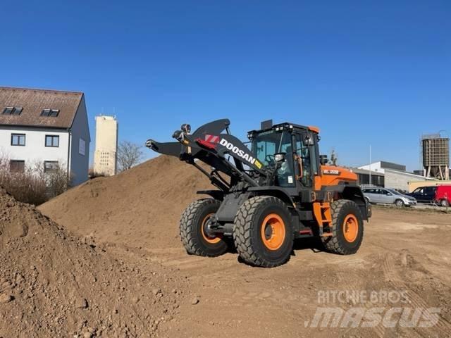 Doosan DL 220  휠로우더