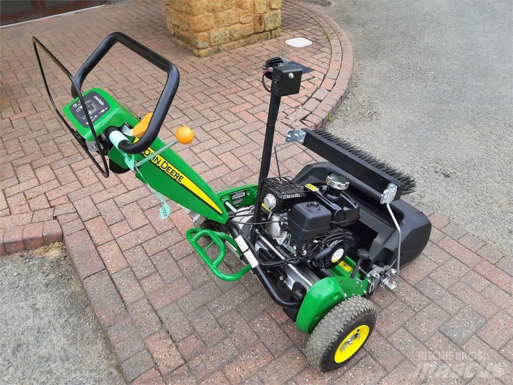 John Deere 220SL 밀면서 전진하는 잔디깎기