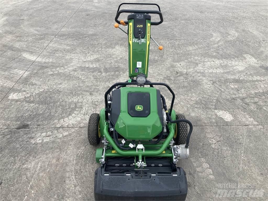 John Deere 225 E-cut 밀면서 전진하는 잔디깎기
