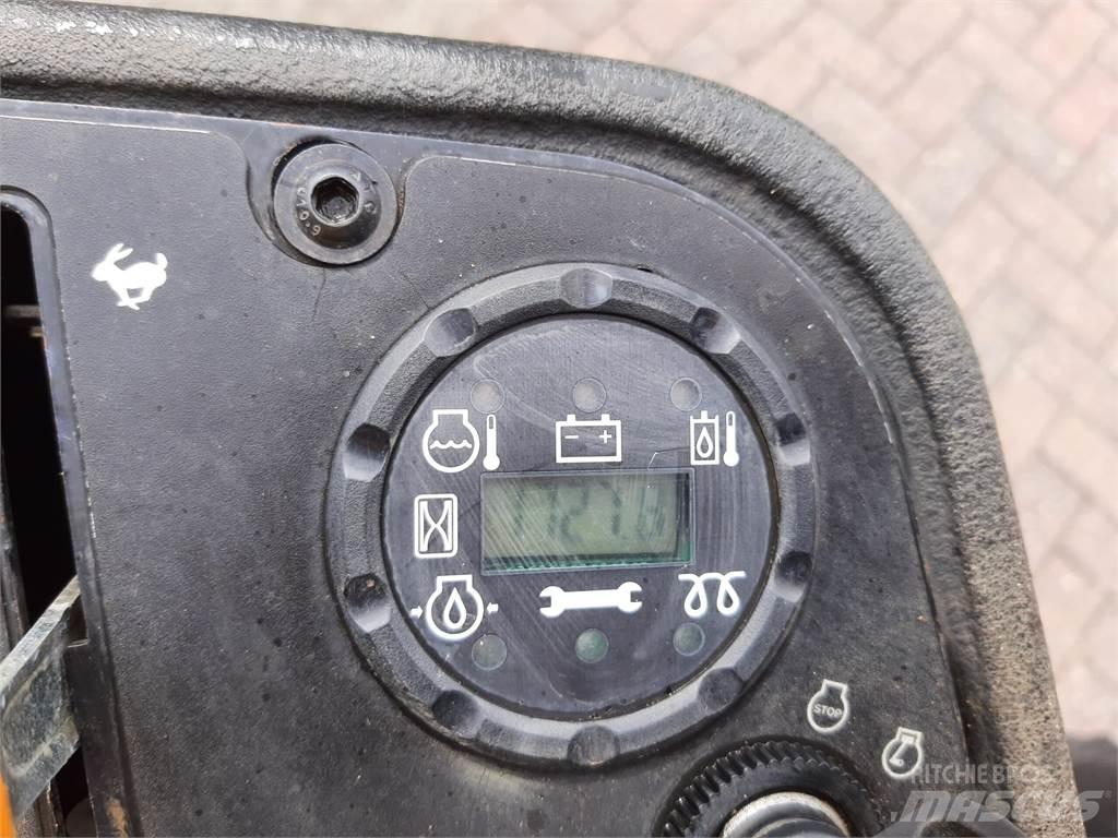 John Deere 2500EH 밀면서 전진하는 잔디깎기