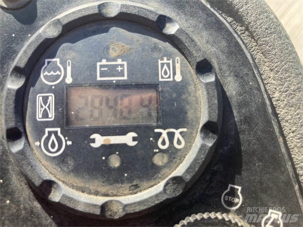 John Deere 2500EH 밀면서 전진하는 잔디깎기
