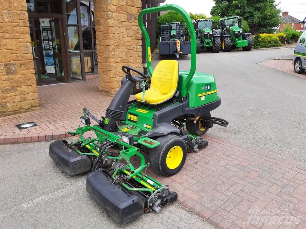 John Deere 2500EH 밀면서 전진하는 잔디깎기