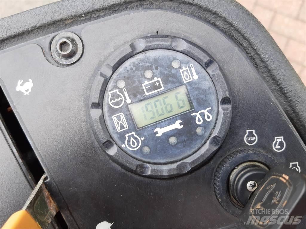 John Deere 2500EH 밀면서 전진하는 잔디깎기