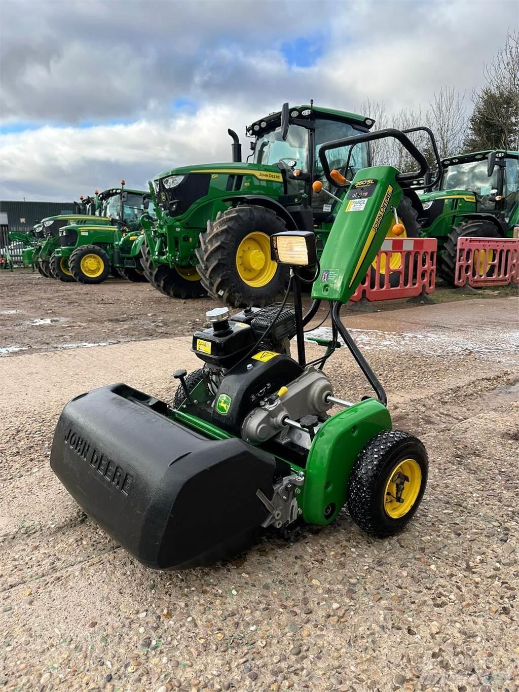 John Deere 260SL 밀면서 전진하는 잔디깎기