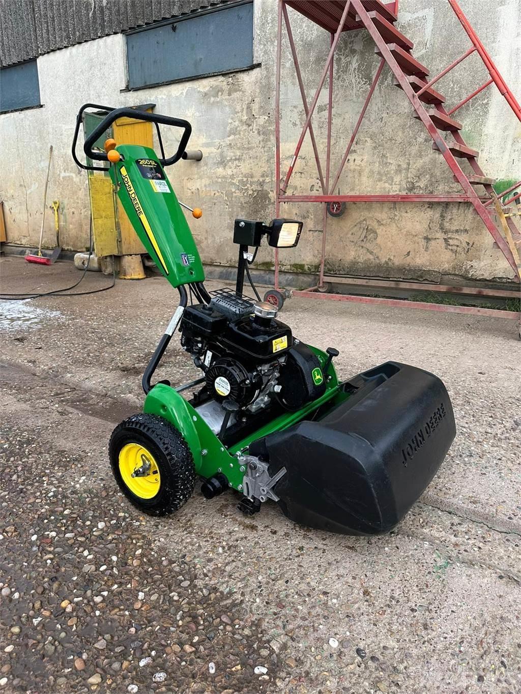 John Deere 260SL 밀면서 전진하는 잔디깎기