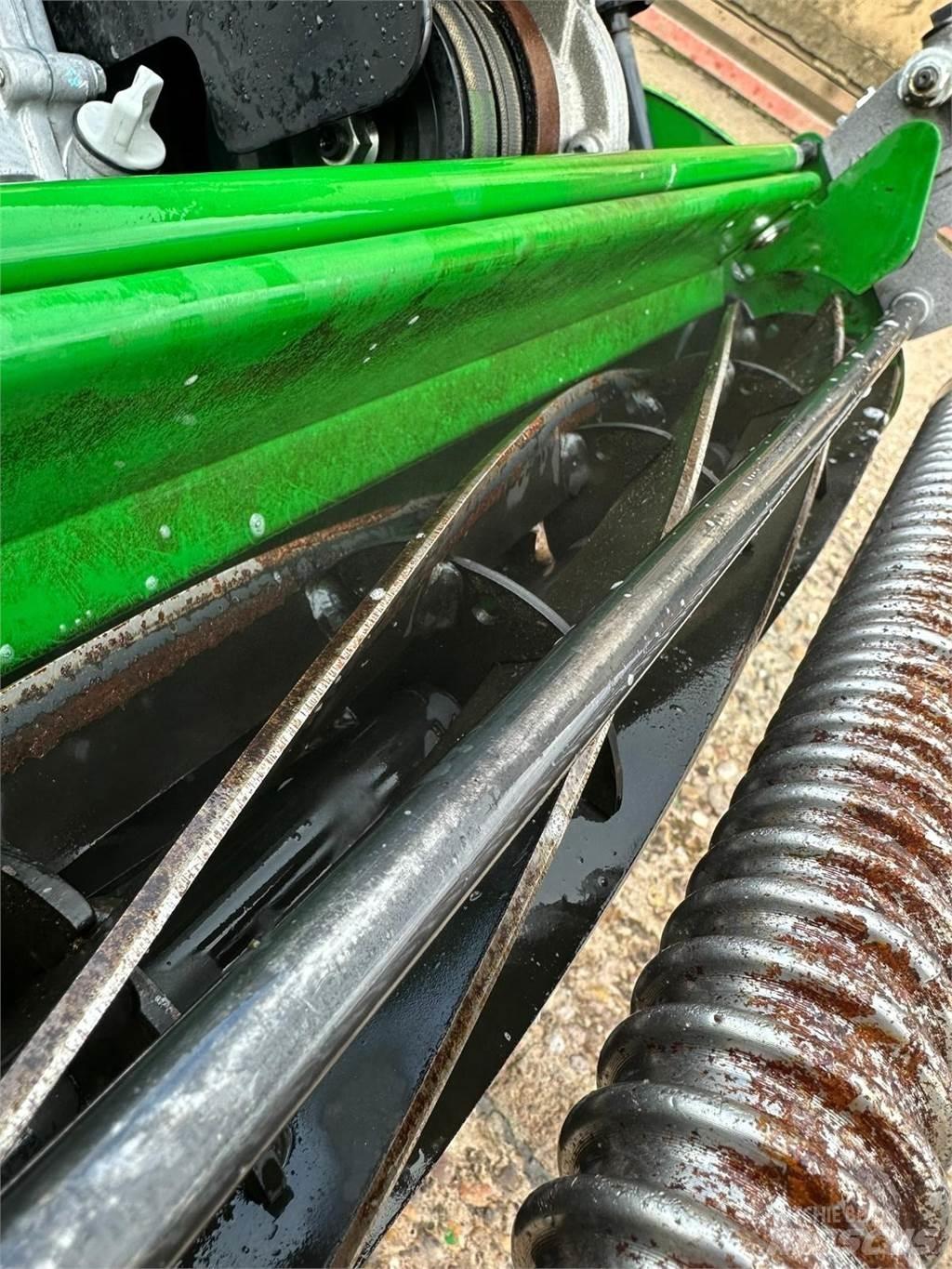 John Deere 260SL 밀면서 전진하는 잔디깎기
