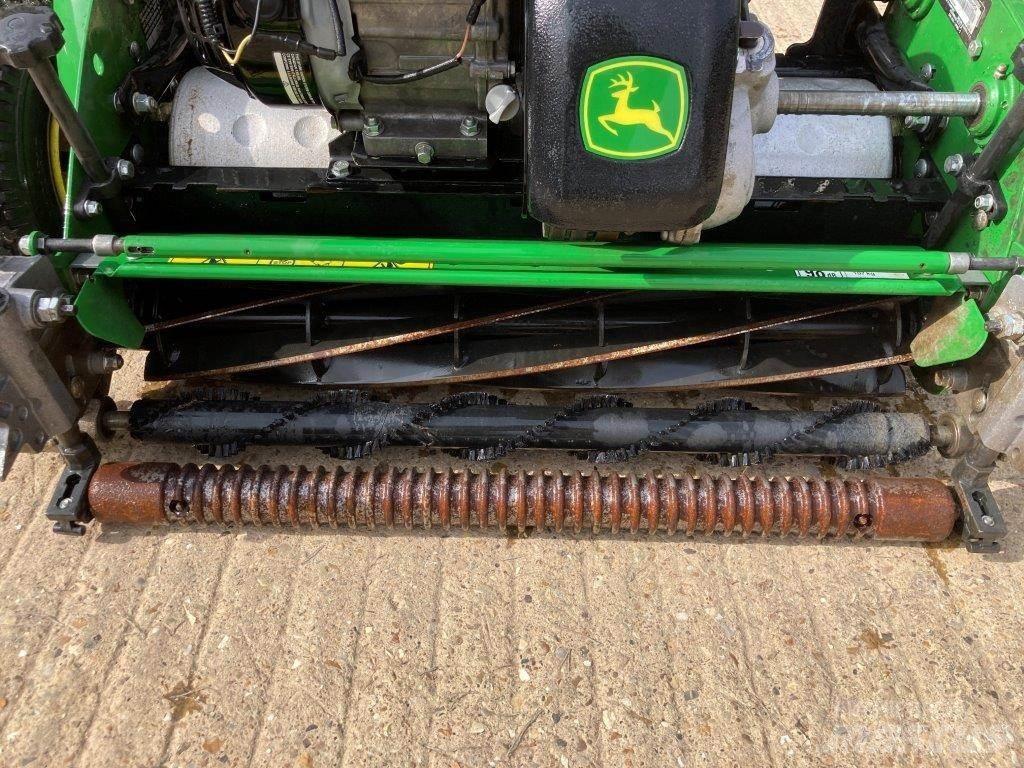 John Deere 260SL 밀면서 전진하는 잔디깎기