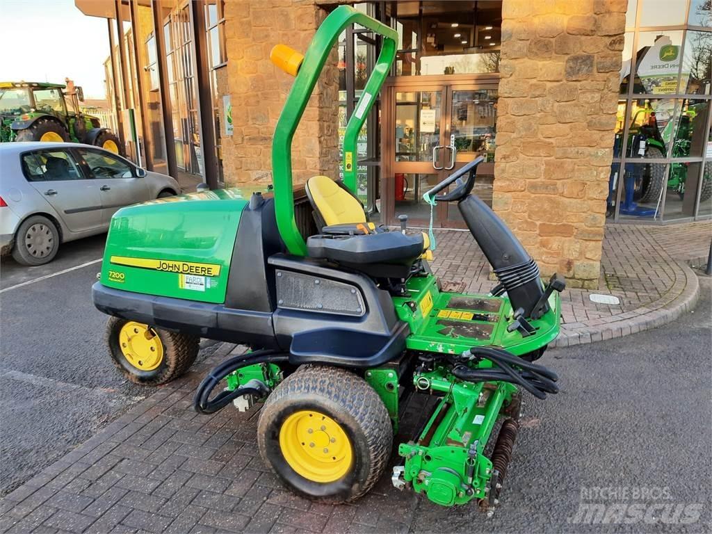 John Deere 7200 밀면서 전진하는 잔디깎기
