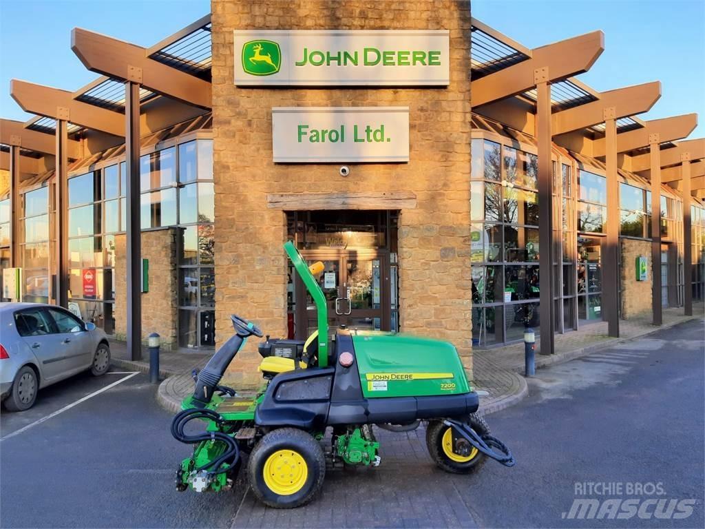 John Deere 7200 밀면서 전진하는 잔디깎기