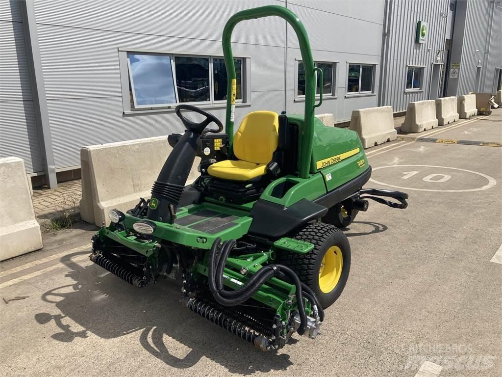 John Deere 7200A 밀면서 전진하는 잔디깎기