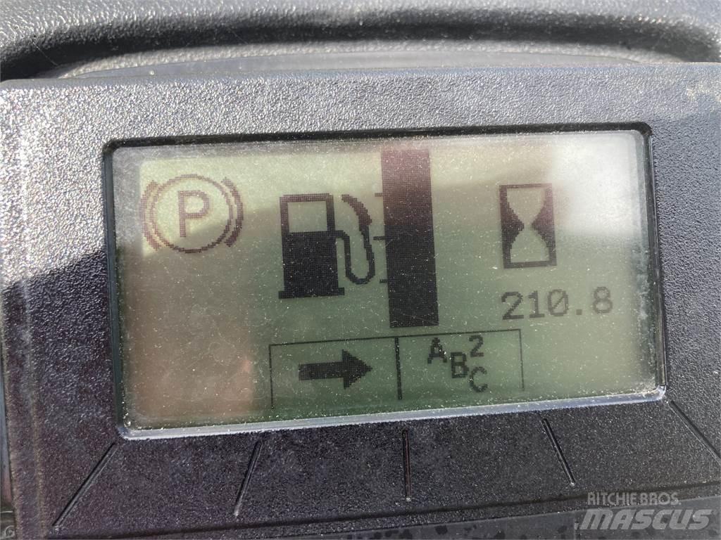 John Deere 7200A 밀면서 전진하는 잔디깎기