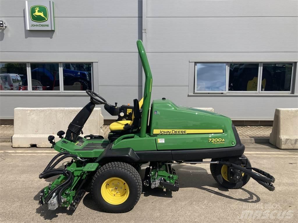 John Deere 7200A 밀면서 전진하는 잔디깎기