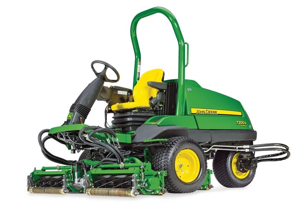 John Deere 7200A 밀면서 전진하는 잔디깎기