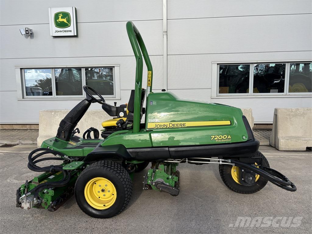John Deere 7200A 밀면서 전진하는 잔디깎기