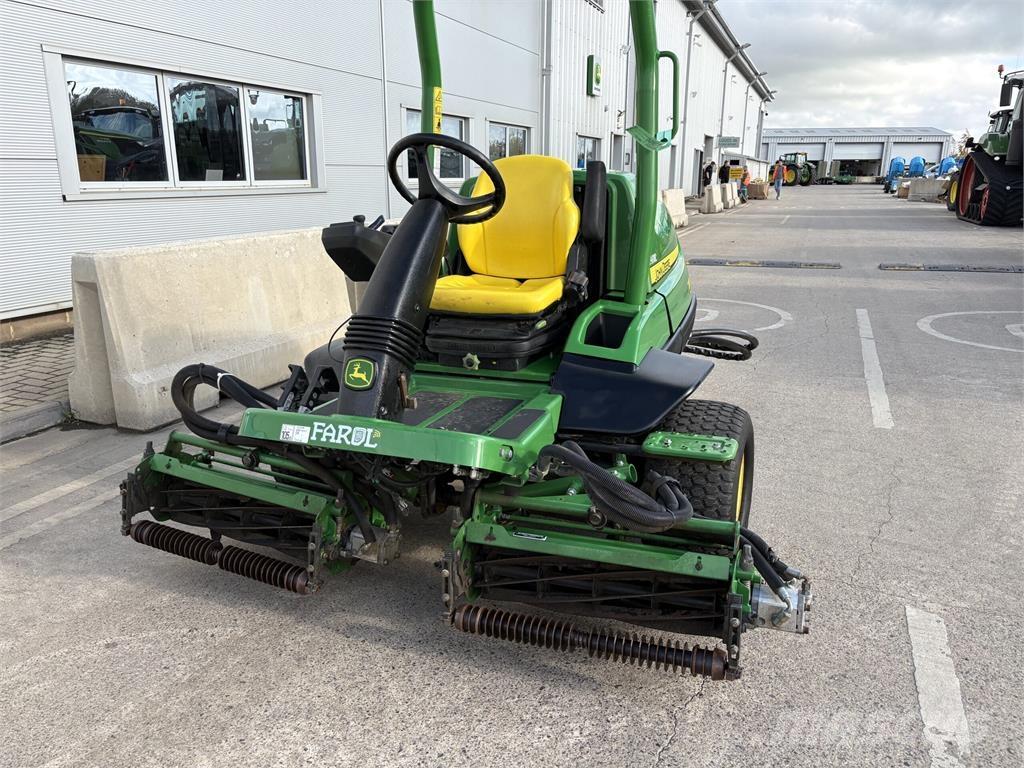 John Deere 7200A 밀면서 전진하는 잔디깎기