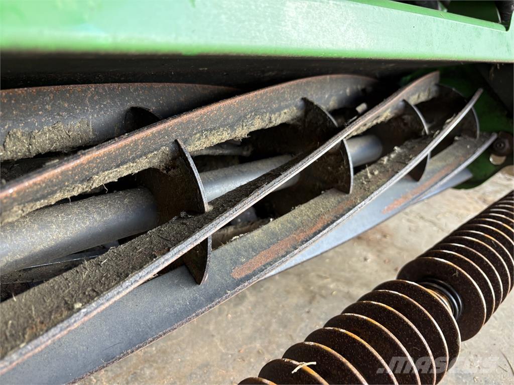 John Deere 7200A 밀면서 전진하는 잔디깎기