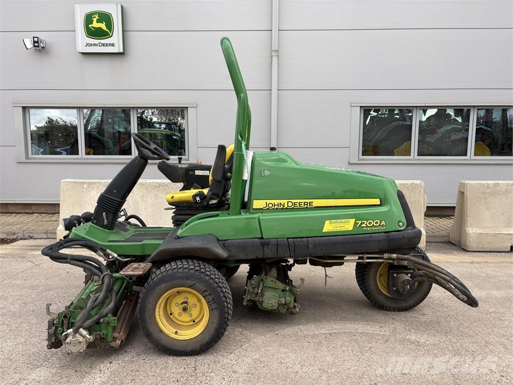 John Deere 7200A 밀면서 전진하는 잔디깎기