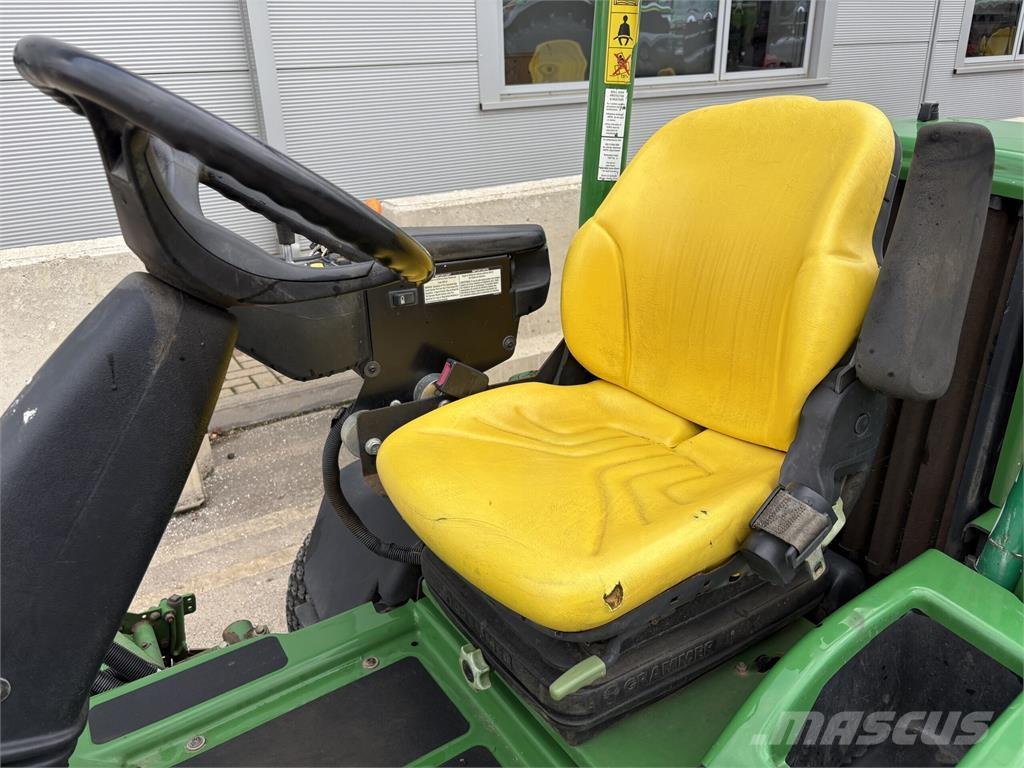 John Deere 7200A 밀면서 전진하는 잔디깎기