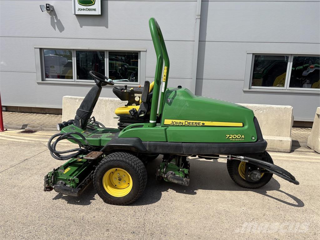 John Deere 7200A 밀면서 전진하는 잔디깎기