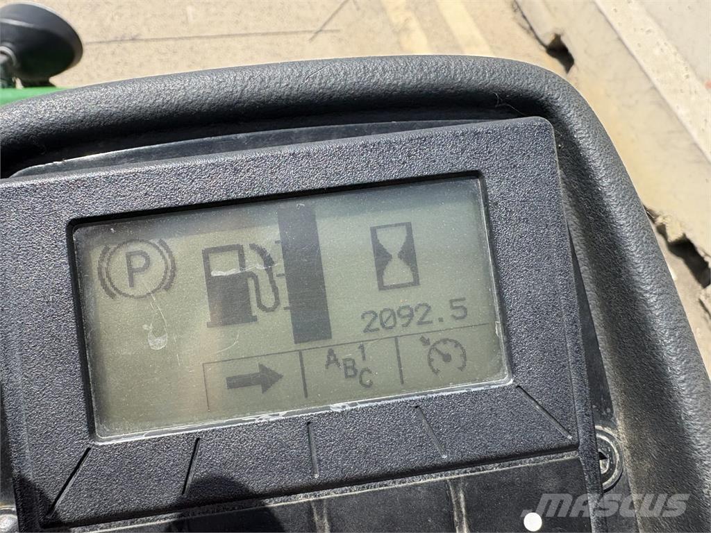 John Deere 7200A 밀면서 전진하는 잔디깎기