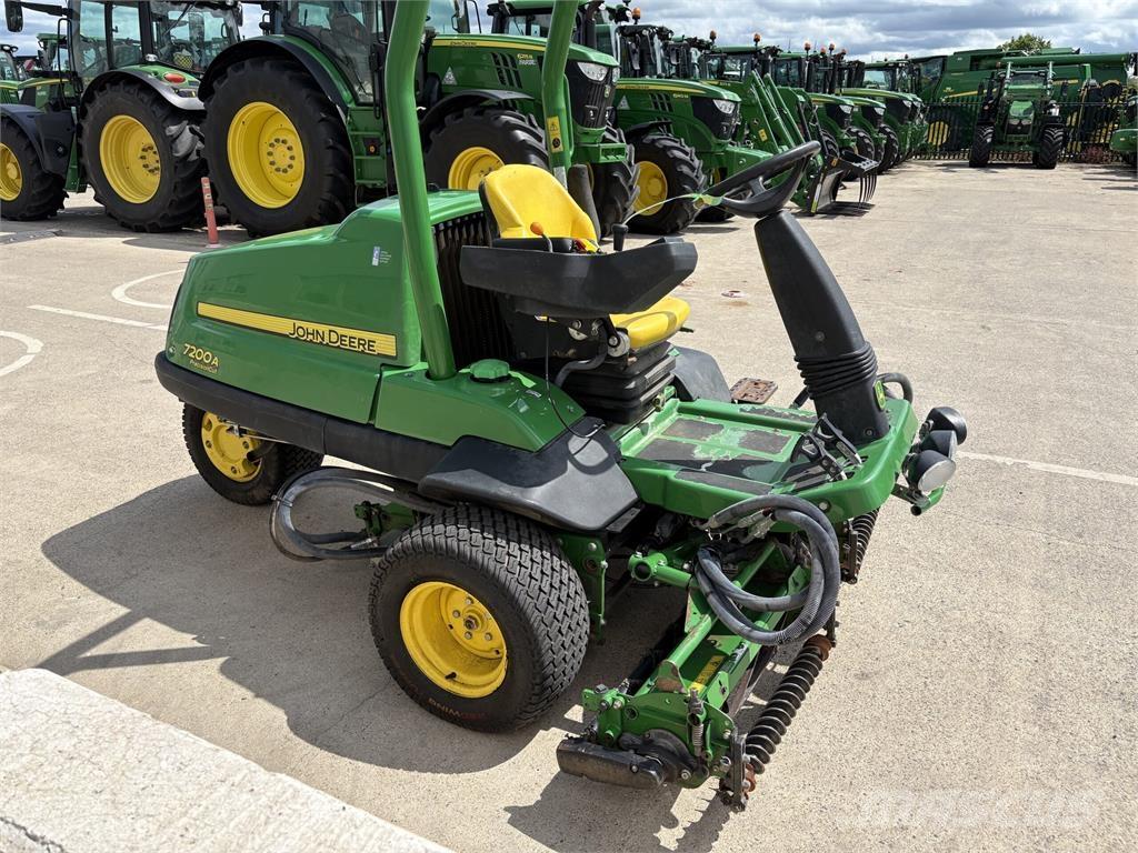 John Deere 7200A 밀면서 전진하는 잔디깎기