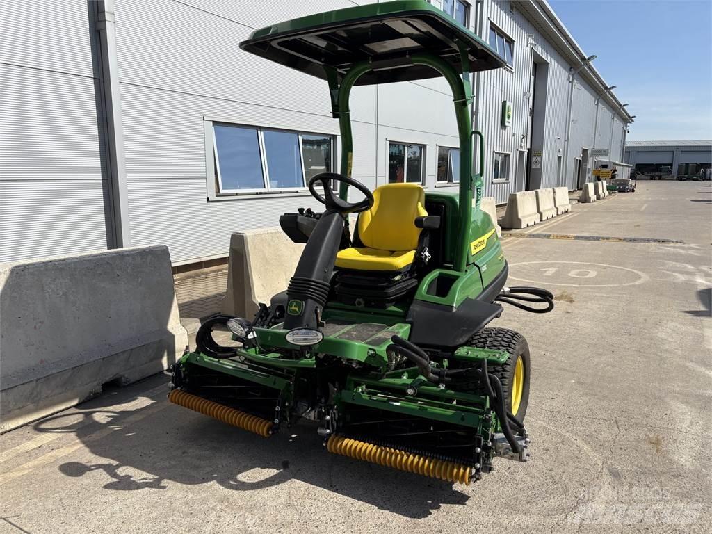 John Deere 7200A 밀면서 전진하는 잔디깎기