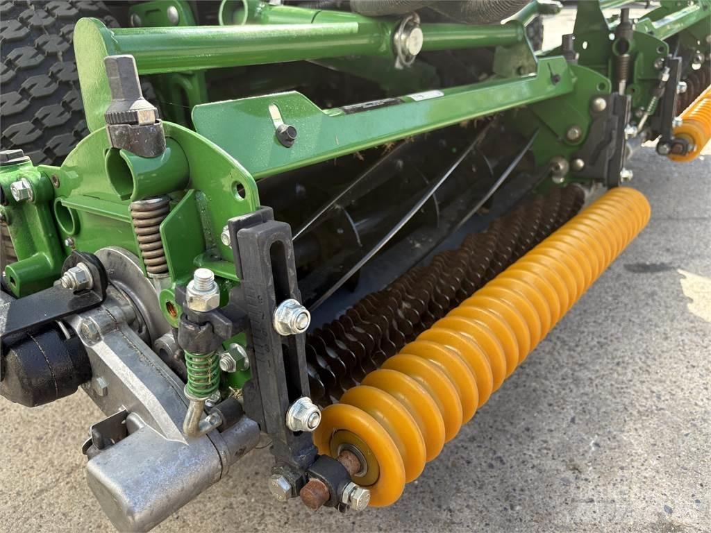 John Deere 7200A 밀면서 전진하는 잔디깎기