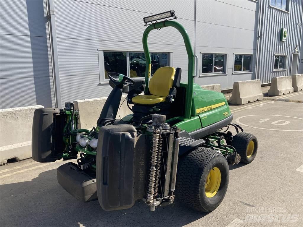 John Deere 7500AE 밀면서 전진하는 잔디깎기