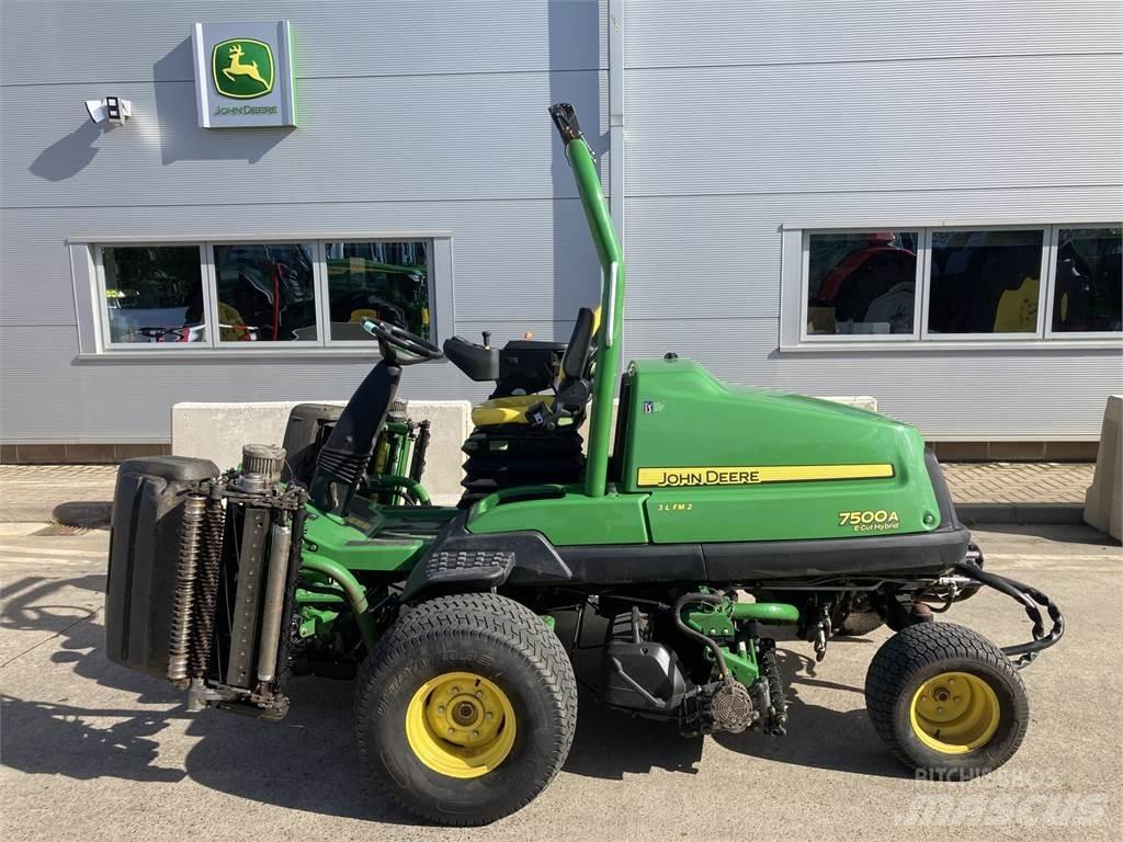 John Deere 7500AE 밀면서 전진하는 잔디깎기