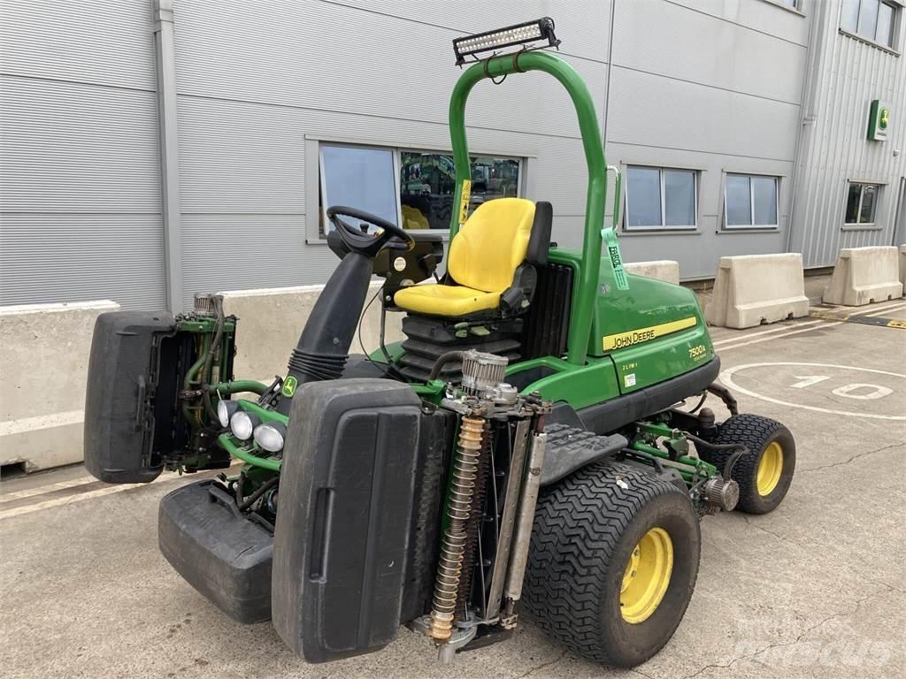 John Deere 7500AE 밀면서 전진하는 잔디깎기