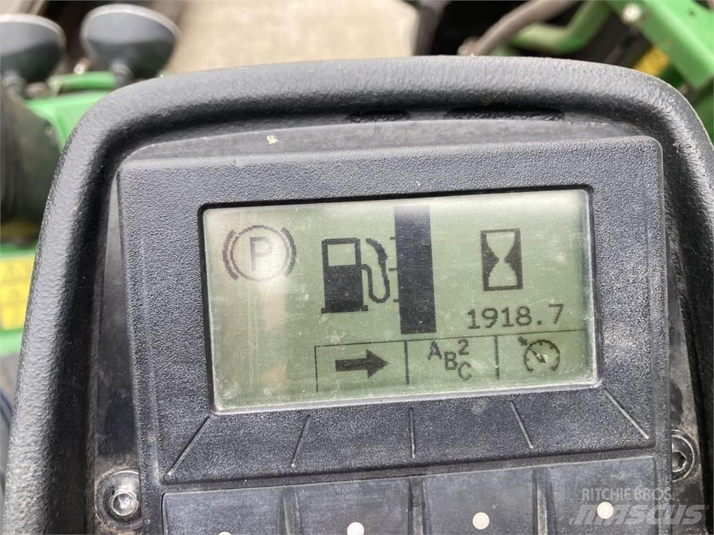John Deere 7500AE 밀면서 전진하는 잔디깎기