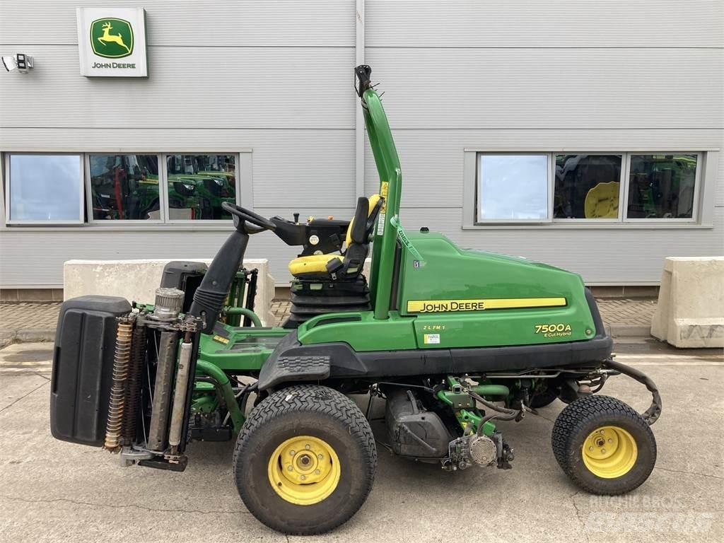 John Deere 7500AE 밀면서 전진하는 잔디깎기