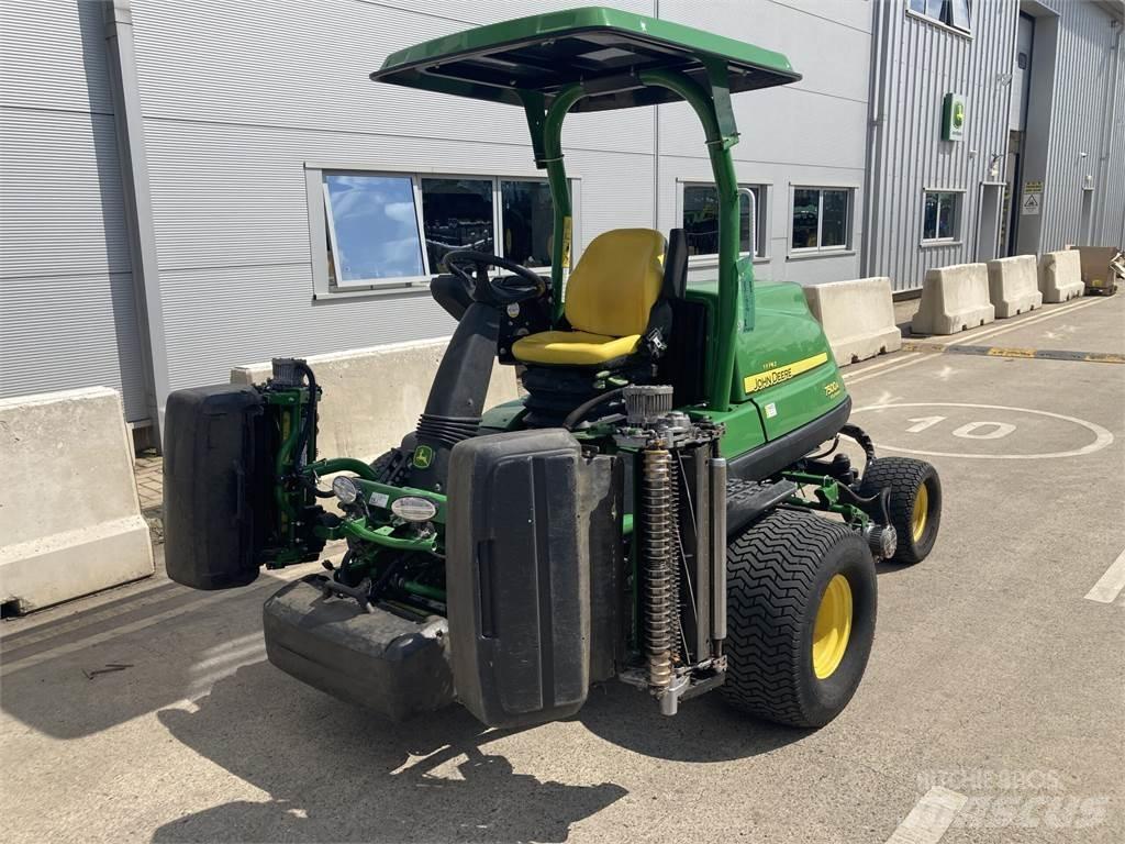 John Deere 7500AE 밀면서 전진하는 잔디깎기