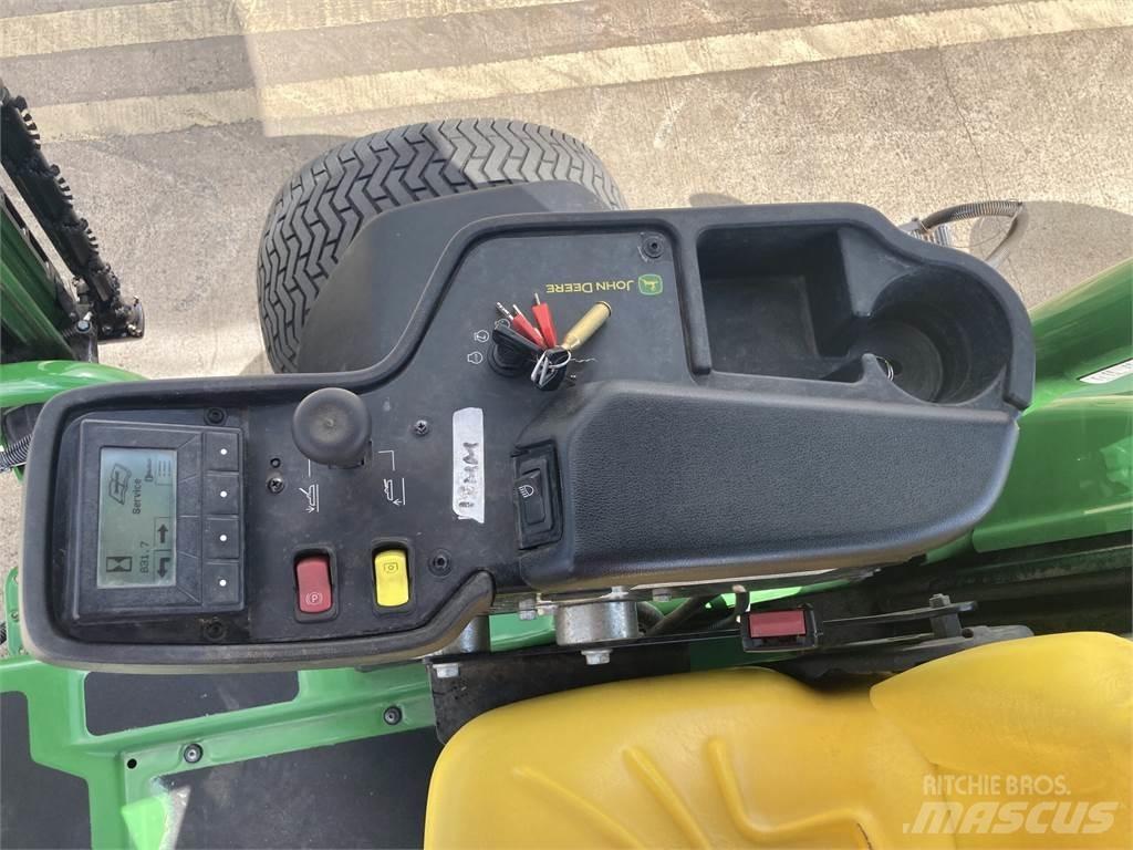 John Deere 7500AE 밀면서 전진하는 잔디깎기