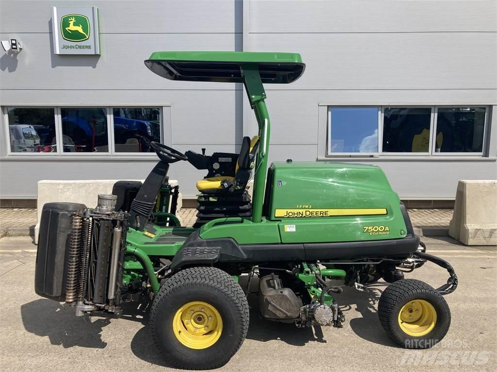 John Deere 7500AE 밀면서 전진하는 잔디깎기