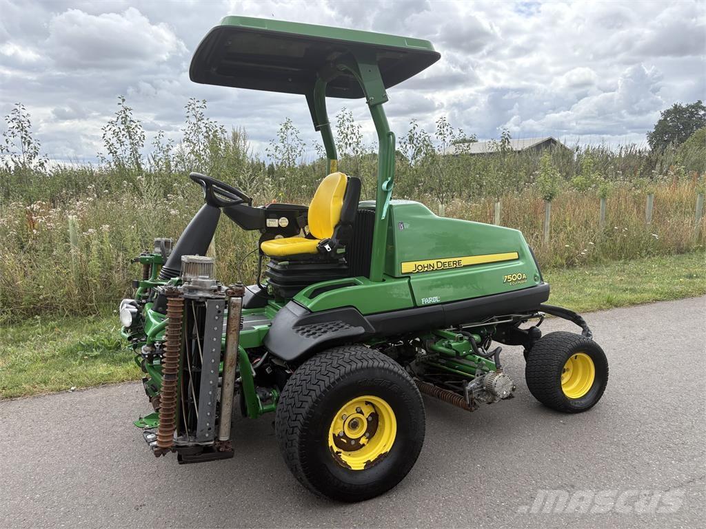 John Deere 7500AE 밀면서 전진하는 잔디깎기