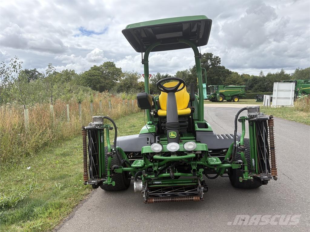 John Deere 7500AE 밀면서 전진하는 잔디깎기