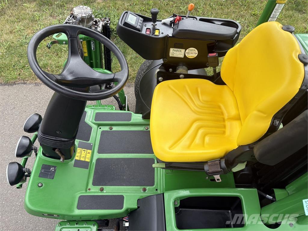 John Deere 7500AE 밀면서 전진하는 잔디깎기