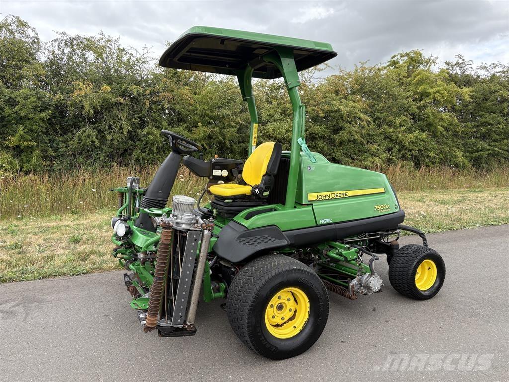John Deere 7500AE 밀면서 전진하는 잔디깎기