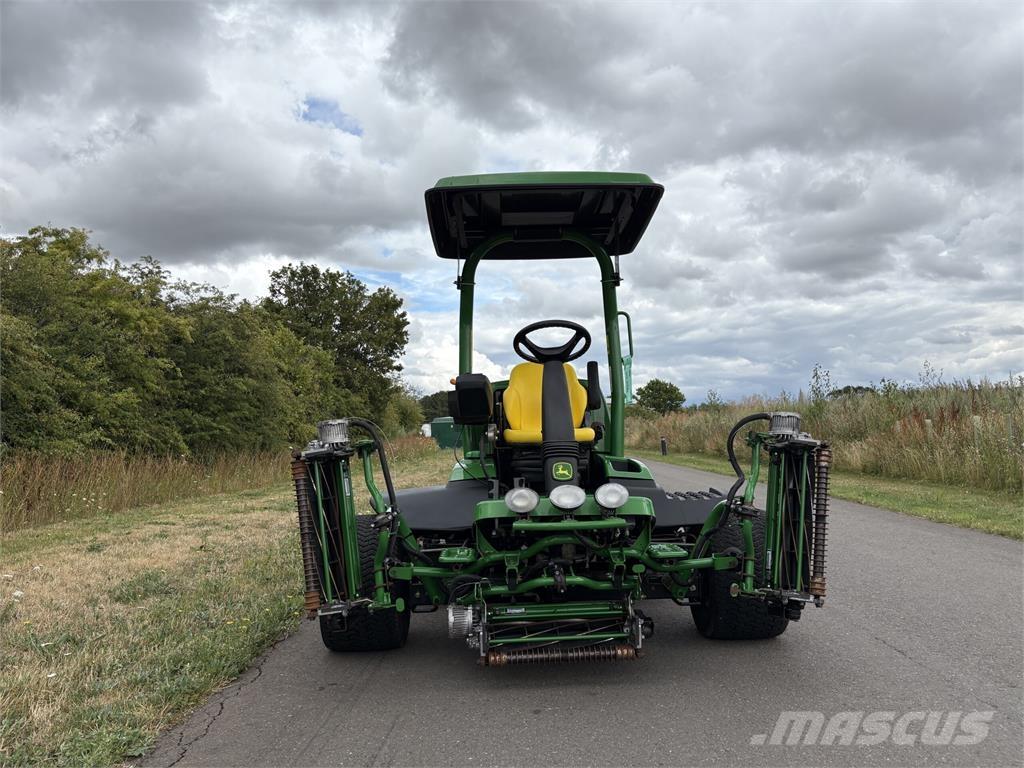 John Deere 7500AE 밀면서 전진하는 잔디깎기