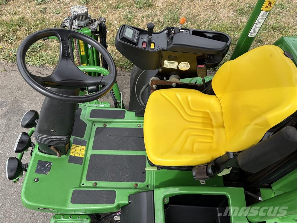 John Deere 7500AE 밀면서 전진하는 잔디깎기