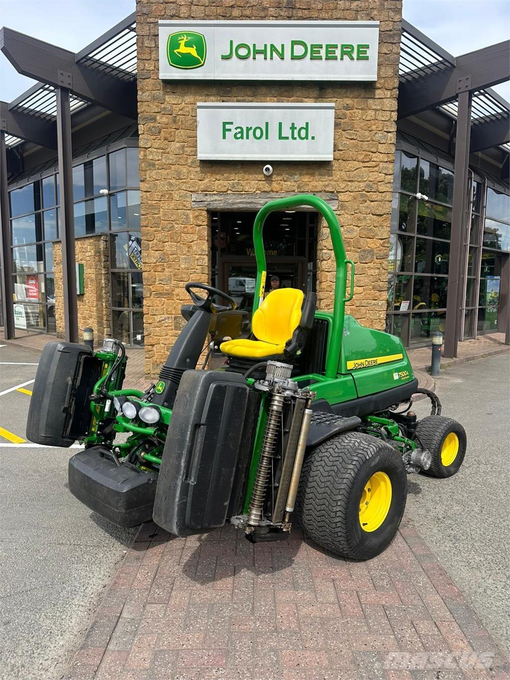 John Deere 7500AE 밀면서 전진하는 잔디깎기